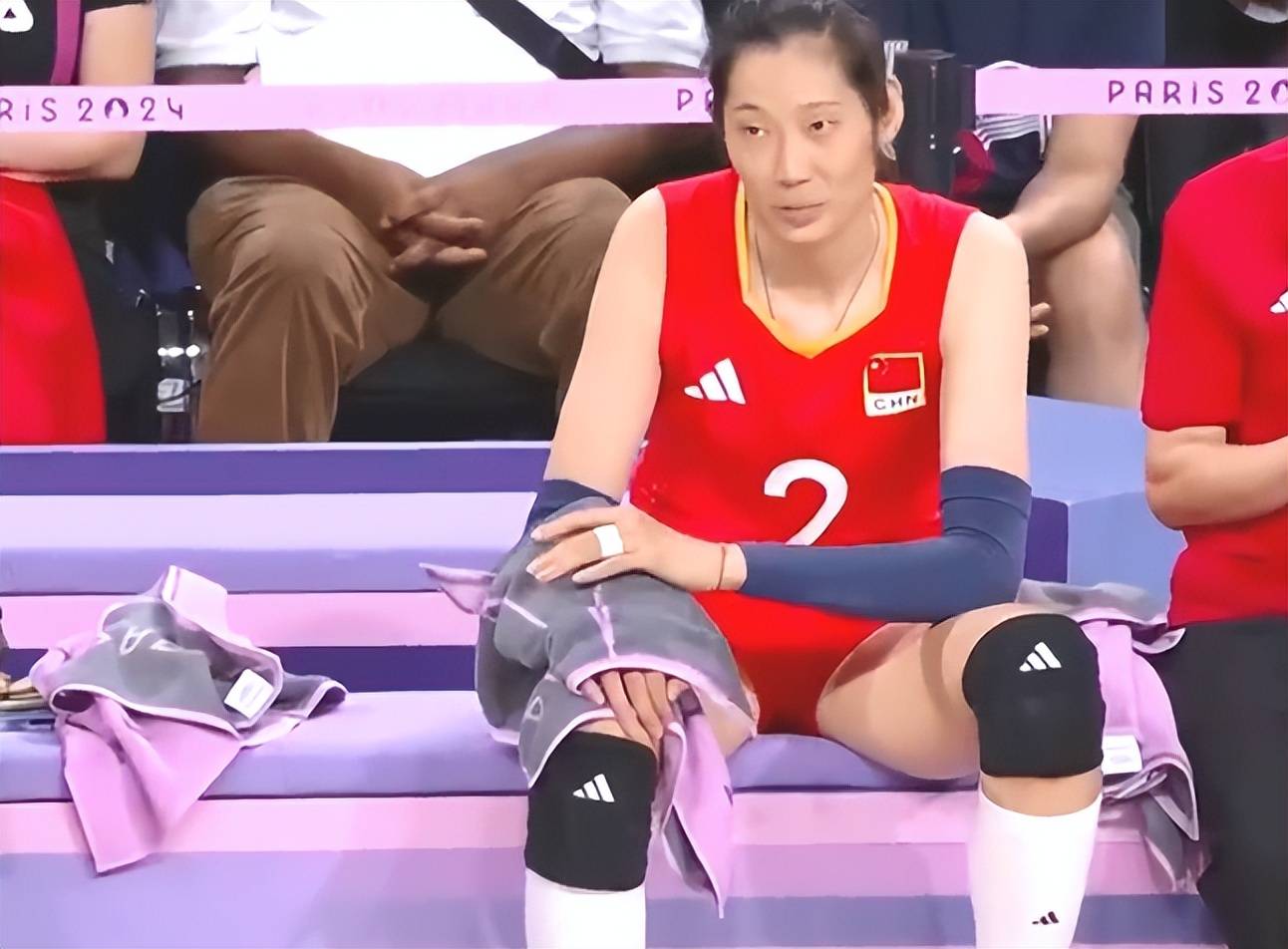 巴萨在比赛中受伤退赛，中国女排主帅表示担忧