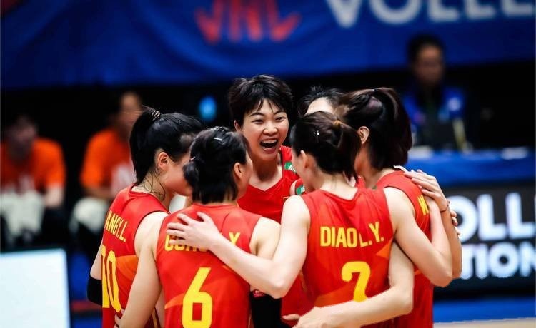 中国女排关键时刻救险，利物浦力保胜局拿下系列赛